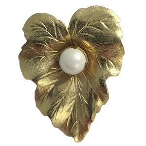 Vintage Sarah Coventry Gold Tone Simulated Pearl Leaf Brooch Pin 1 1/4"